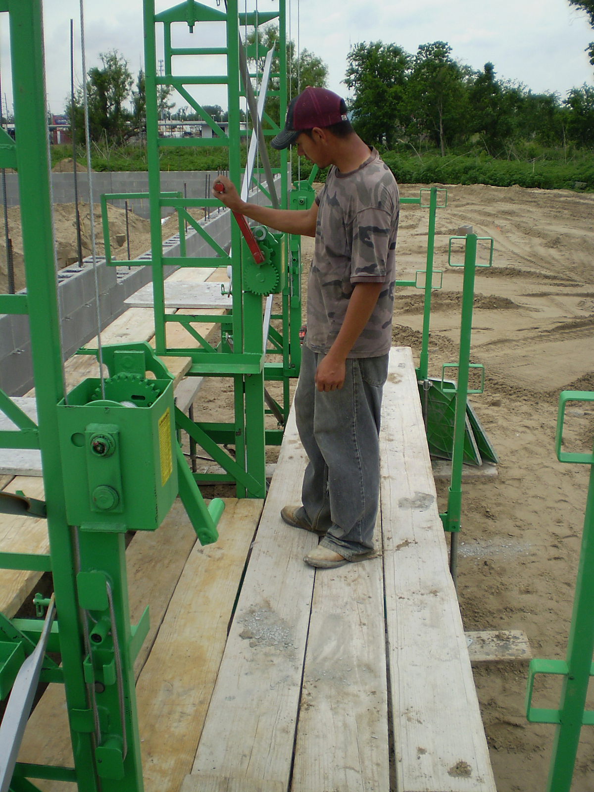 Laborer cranking Standard-Duty scaffolding