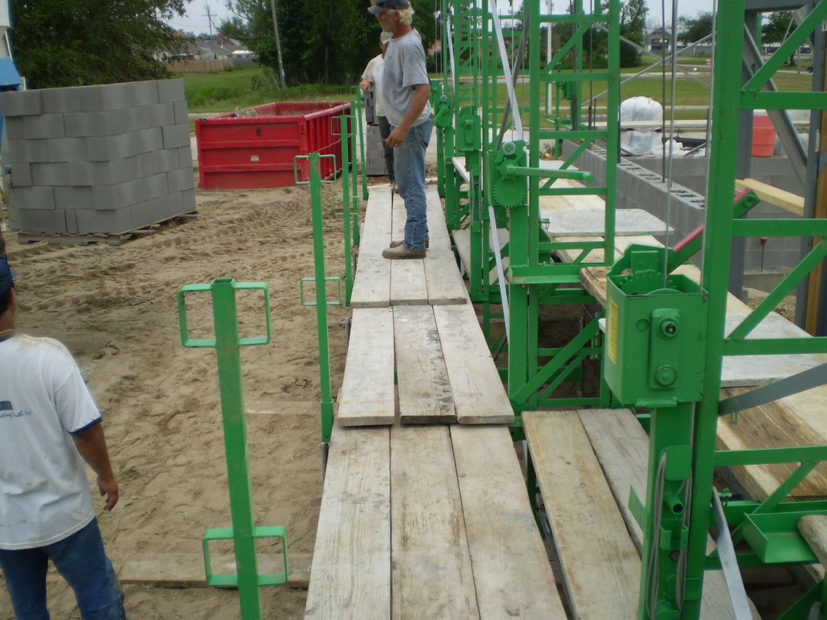 Laborers Platform On Standard-Duty crank-up scaffolding
