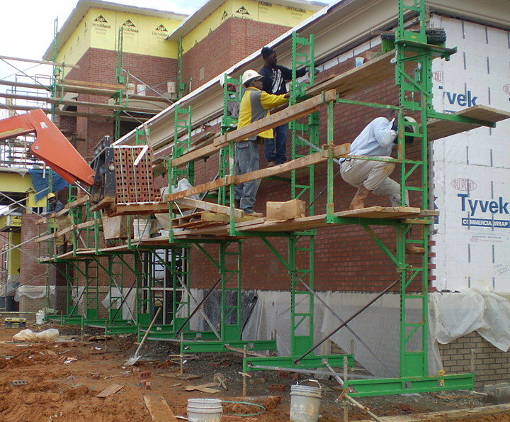 Workhorse elevating scaffolding for residential masons